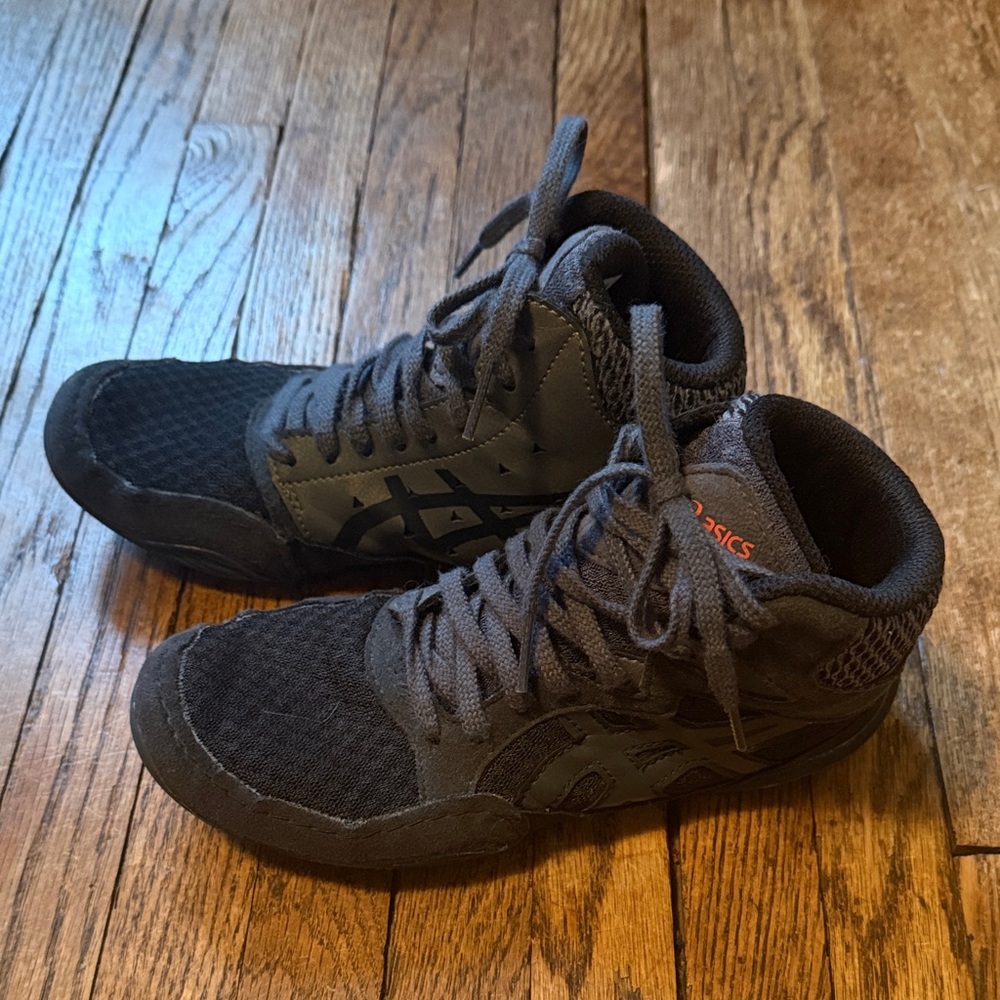 ASICS Boys Black and Gray Wrestling Shoes